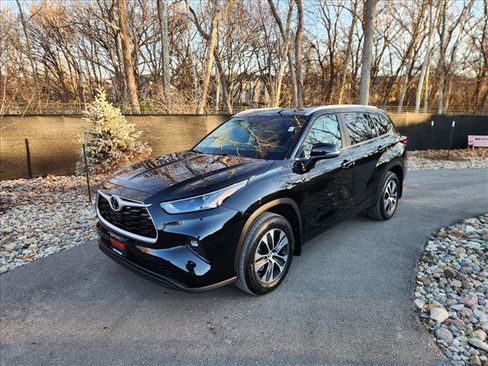 Used 2023 Toyota Highlander XLE image 1