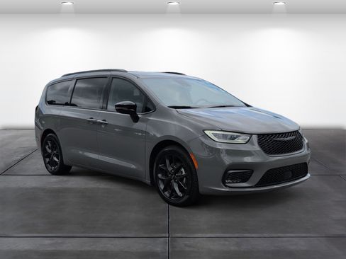 Used 2025 Chrysler Pacifica Limited FWD image 2