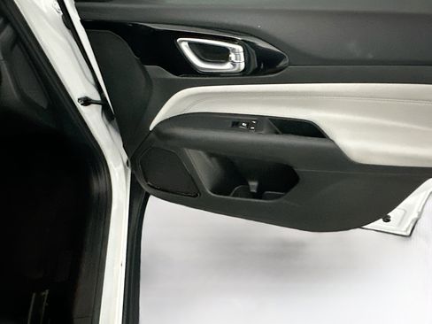 Used 2025 Jeep Compass Limited image 30