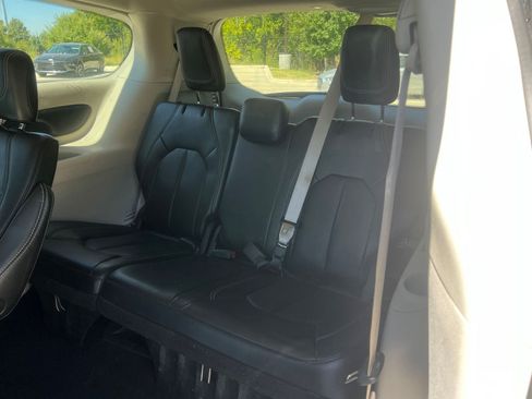 Used 2023 Chrysler Pacifica Touring-L FWD image 19