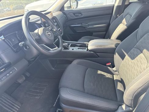 Used 2025 Nissan Pathfinder SV FWD image 9