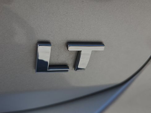 Used 2020 Chevrolet Equinox LT image 32