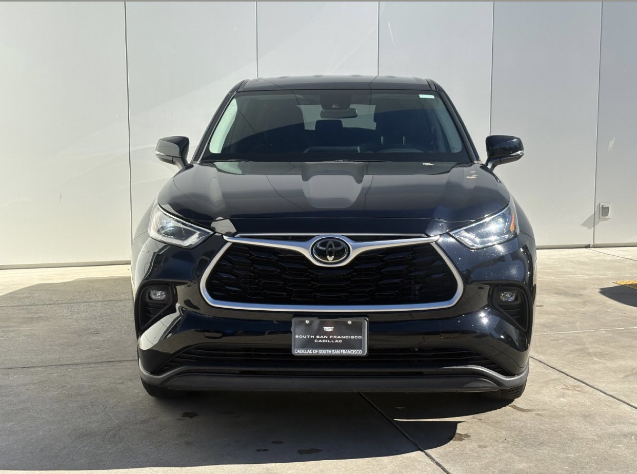 Used 2022 Toyota Highlander LE FWD image 3
