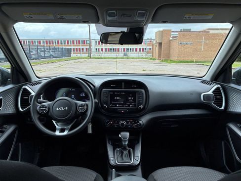 Used 2025 Kia Soul LX w/ LX Technology Package FWD image 26