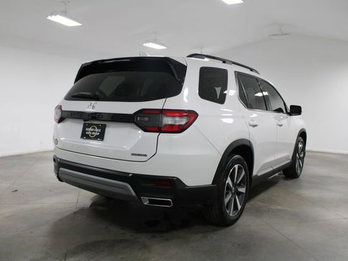 Used 2025 Honda Pilot Touring image 9