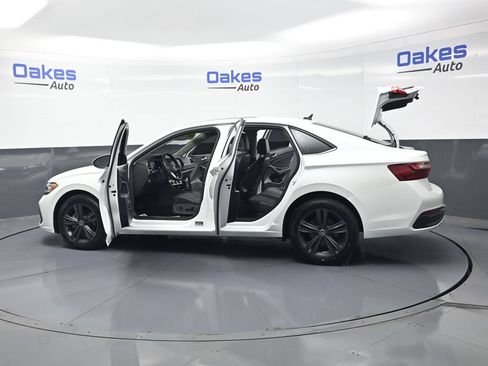 Used 2022 Volkswagen Jetta SE w/ Panoramic Sunroof Package FWD image 51