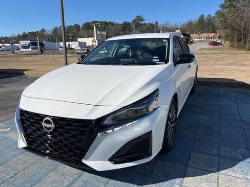 Used 2025 Nissan Altima 2.5 SV image 2