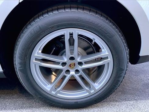 Certified 2026 Porsche Macan image 16
