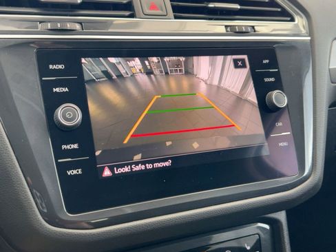 Used 2022 Volkswagen Tiguan SE w/ Panoramic Sunroof Package image 36