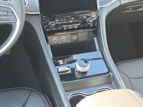 New 2025 Jeep Grand Cherokee Limited image 13