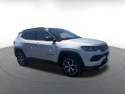 Used 2025 Jeep Compass Limited AWD/4WD image 2