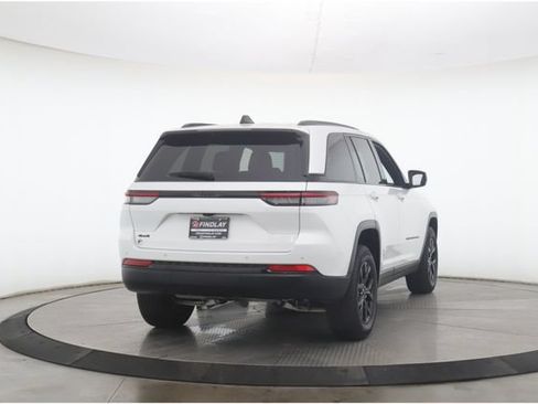 Used 2024 Jeep Grand Cherokee Altitude AWD/4WD image 7