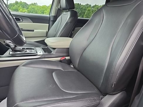Certified 2022 Kia Carnival LX FWD image 24