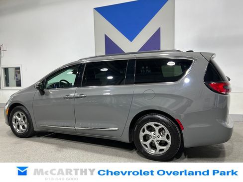 Used 2023 Chrysler Pacifica Limited image 7