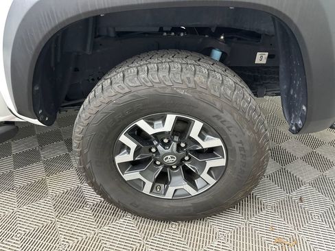 Used 2020 Toyota Tacoma TRD Off-Road w/ TRD Premium Off Road Package AWD/4WD image 20