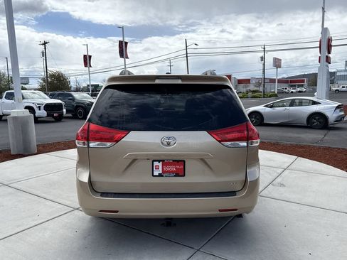 Used 2012 Toyota Sienna LE FWD image 4