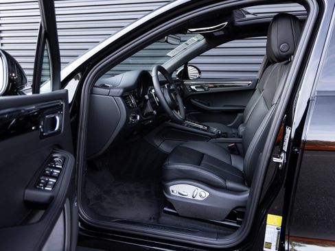 Certified 2026 Porsche Macan AWD/4WD image 24
