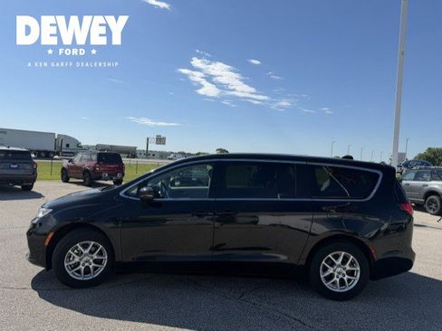 Used 2023 Chrysler Pacifica Touring-L FWD image 5
