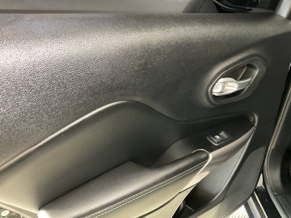 Used 2021 Jeep Cherokee Latitude Lux AWD/4WD image 18