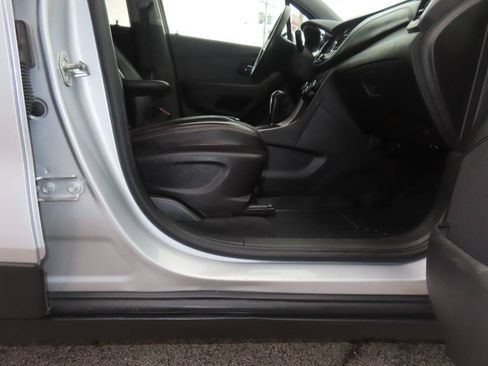 Used 2020 Chevrolet Trax LT w/ LT Convenience Package AWD/4WD image 18
