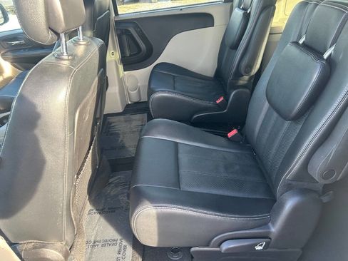 Used 2016 Chrysler Town & Country Touring w/ Driver Convenience Group image 15