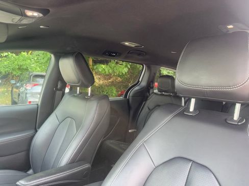 Used 2025 Chrysler Pacifica Select AWD/4WD image 19