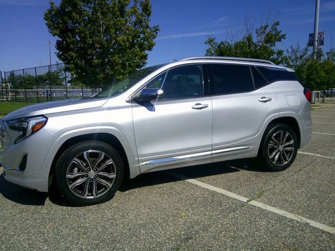 Used 2020 GMC Terrain Denali w/ Denali Premium Package AWD/4WD image 11