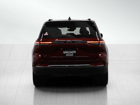 Used 2023 Jeep Grand Cherokee Laredo w/ Luxury Tech Group I AWD/4WD image 5