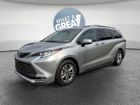 Used 2024 Toyota Sienna Limited AWD/4WD image 7