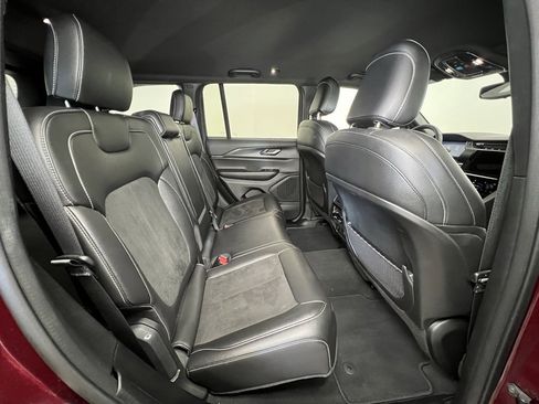 Used 2024 Jeep Grand Cherokee Altitude image 8