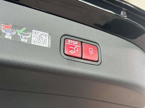 Used 2025 Mercedes-Benz GLC 350e 4MATIC image 10