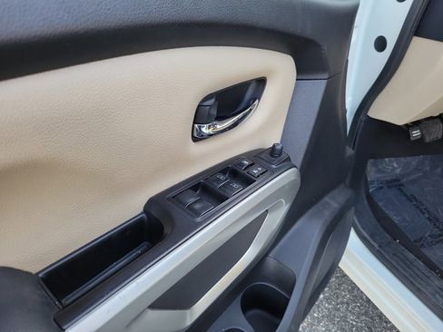 Used 2017 Nissan Titan SV image 15