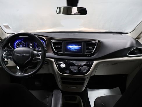 Used 2021 Chrysler Voyager LX image 17