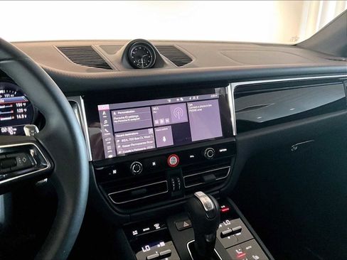 Used 2025 Porsche Macan image 19
