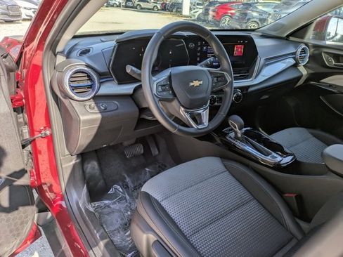 Used 2025 Chevrolet Trax LT w/ LT Convenience Package image 5