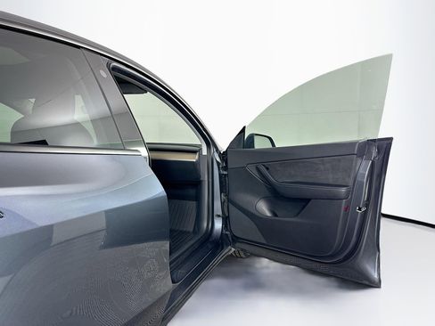 Used 2021 Tesla Model Y Long Range image 31