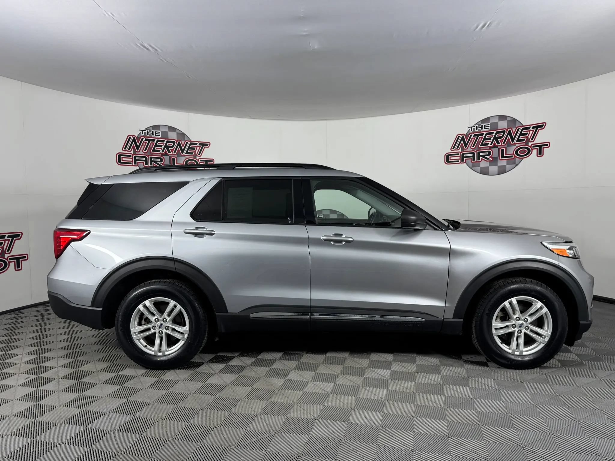 Used 2022 Ford Explorer XLT w/ Equipment Group 202A AWD/4WD image 8
