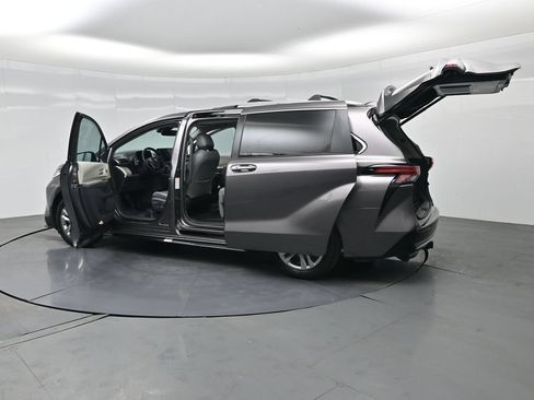 Used 2021 Toyota Sienna Limited FWD image 39