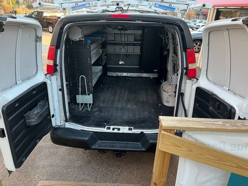 Used 2015 Chevrolet Express 2500 RWD image 12