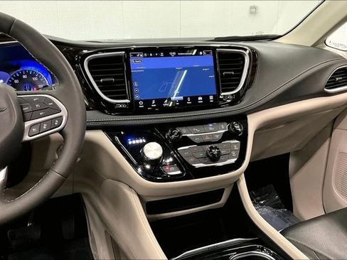 Used 2024 Chrysler Pacifica Limited image 7