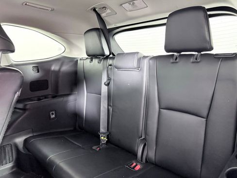 Used 2021 Toyota Highlander XLE image 23