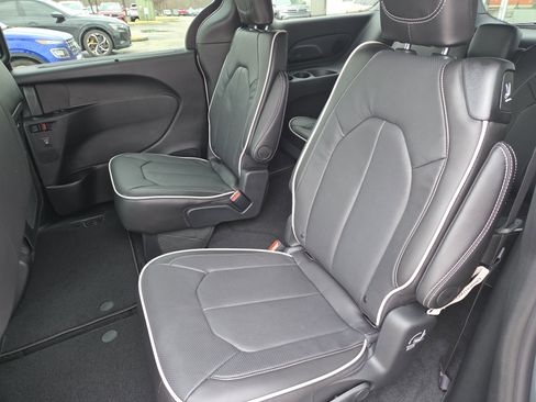 New 2026 Chrysler Pacifica Limited image 6