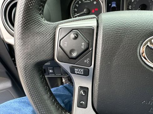 Used 2022 Toyota Tacoma SR5 AWD/4WD image 33