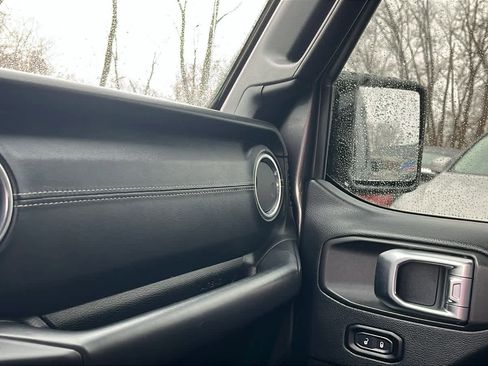 Used 2018 Jeep Wrangler Unlimited Sahara image 18