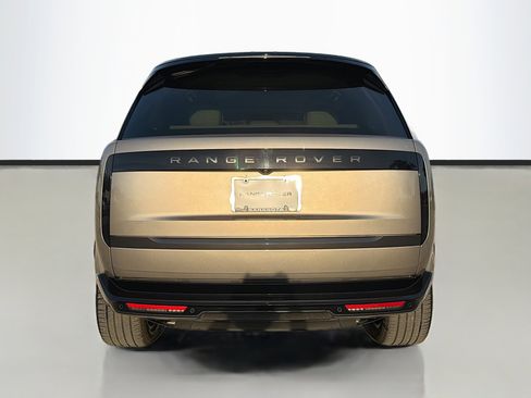 Used 2025 Land Rover Range Rover SE image 4