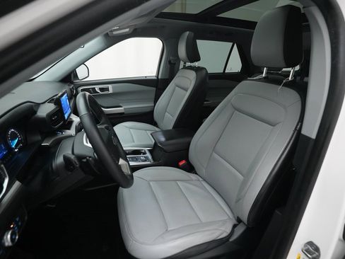 Used 2021 Ford Explorer XLT w/ XLT Sport Appearance Package image 7