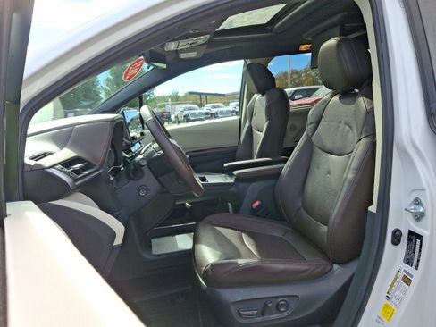 Certified 2023 Toyota Sienna Platinum image 14