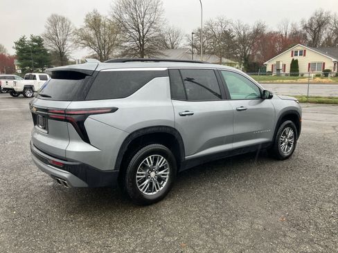 Used 2025 Chevrolet Traverse LT image 3