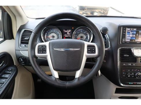 Used 2016 Chrysler Town & Country Touring-L image 12