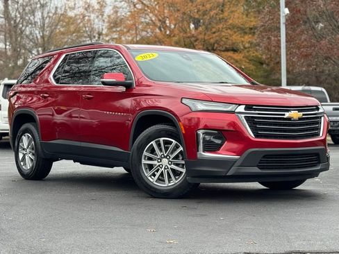 Used 2023 Chevrolet Traverse LT image 2